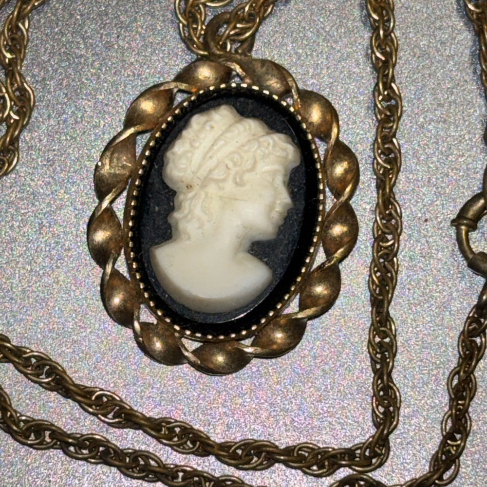 Vintage Cameo Necklace - Picture 3 of 5